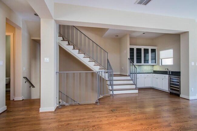 Building Photo - 5606 Blossom St