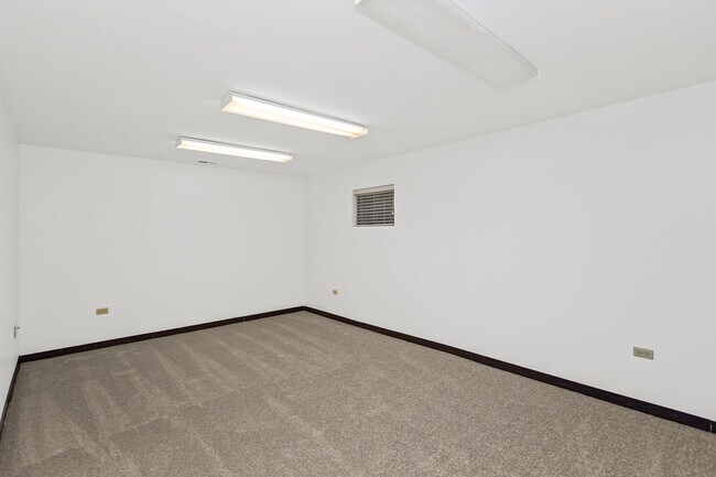 Building Photo - 2122 Rugen Rd