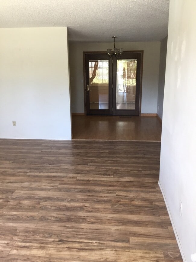 Building Photo - 3 Bedroom 2 Bath house