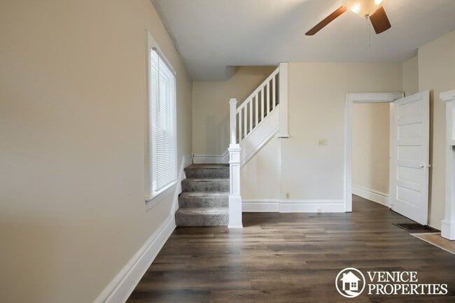Building Photo - Charming 2BR on Lane and Indiana