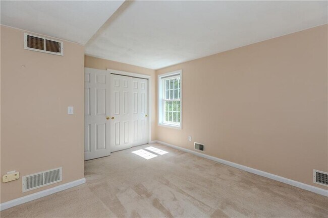 Building Photo - 102 Clinton Dr