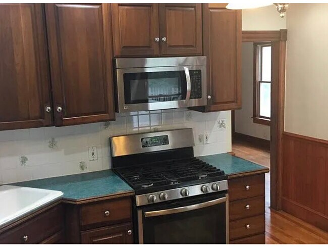 Building Photo - 87 Van Zandt Ave