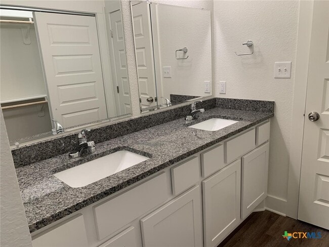 Building Photo - 1862 Royal Loop