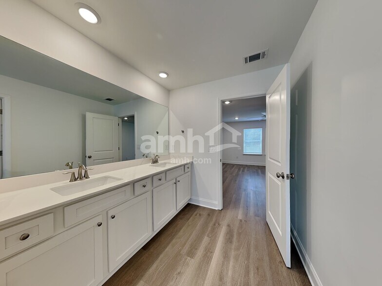 Building Photo - 496 Pointe Dr