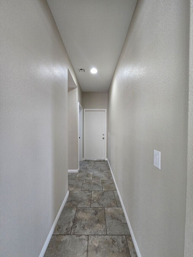 Building Photo - 4 BED, 2 1/2 BATH, 2 STORY HOME!!