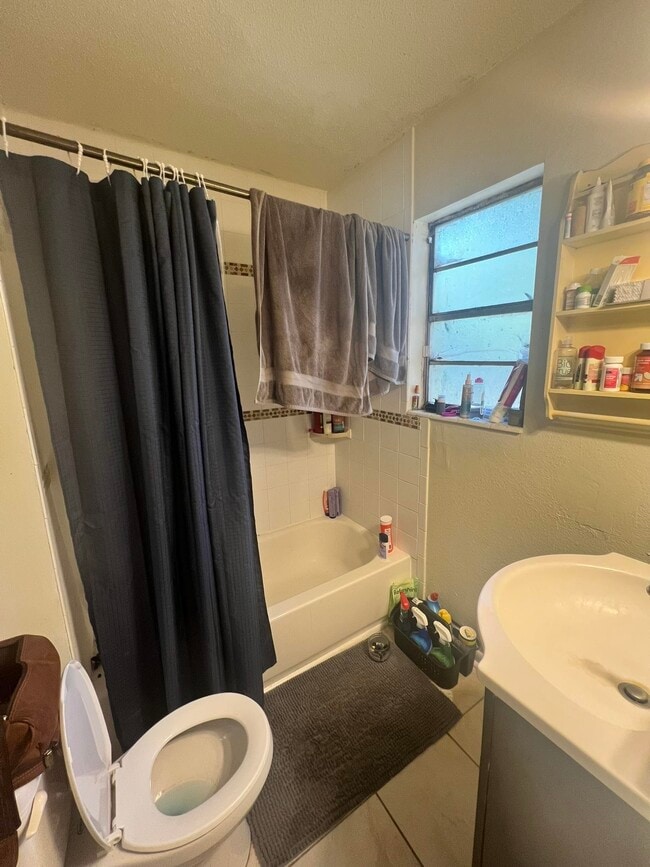 Building Photo - 206 N Lipona Rd