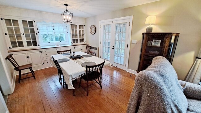 Building Photo - Fully Furnished 4 Bed / 1-1/2 Bath Single ...