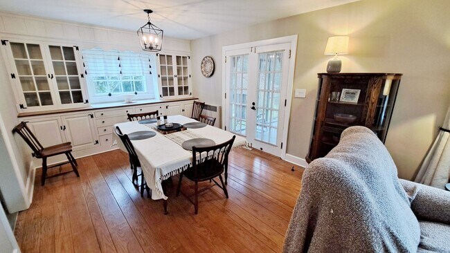 Building Photo - Fully Furnished 4 Bed / 1-1/2 Bath Single Family Home w/2 Car Garage