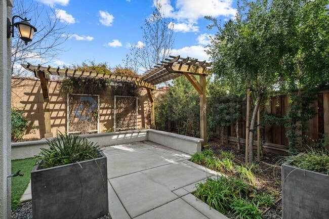 Building Photo - 285 Bear Creek Dr