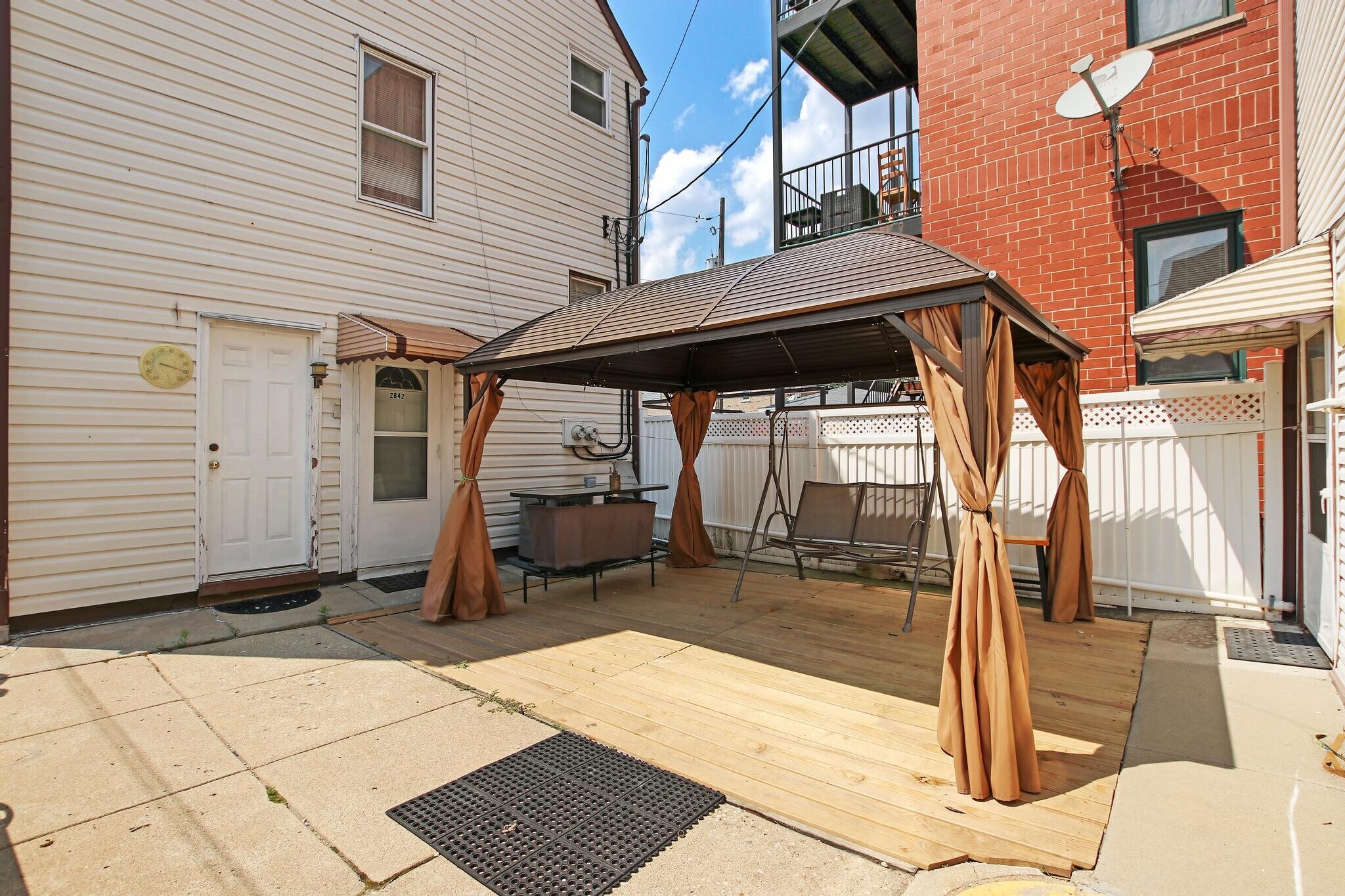 Building Photo - 2842 N Hamlin Ave