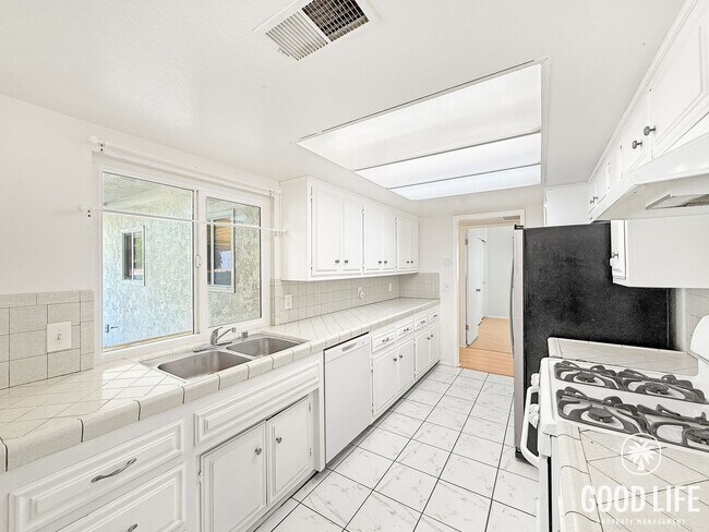 Building Photo - Beautiful 4B/2BA Home in Riverside for Rent!