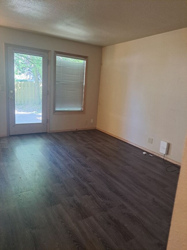 Building Photo - Stunning Home - Spacious Rooms !  Large yard