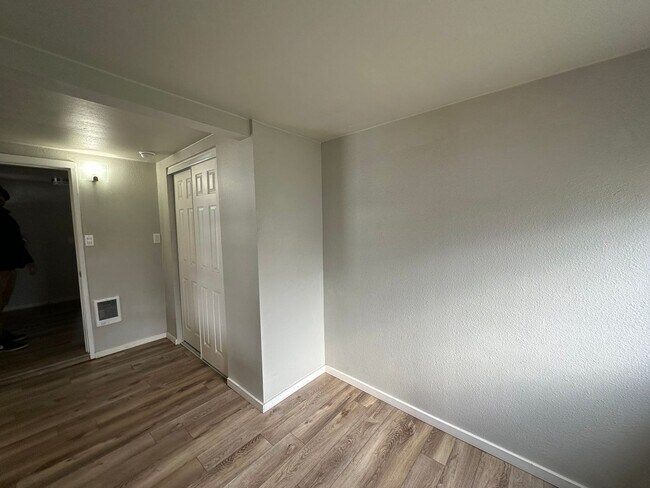 Building Photo - 1010 E 8th St