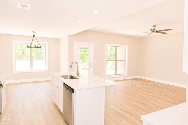 Building Photo - 5402 Lotus St