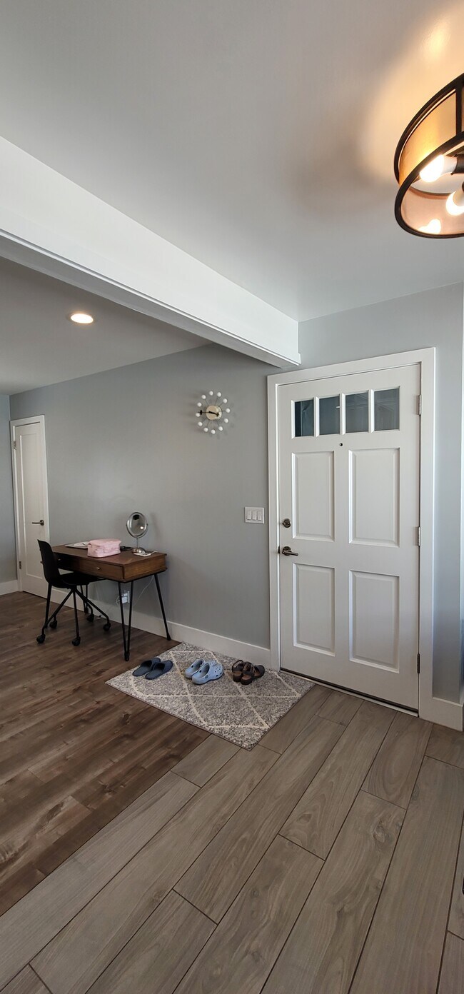 Entry area - 2604 Graham Ave