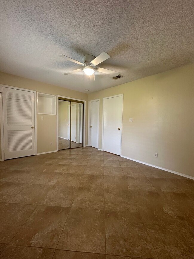Building Photo - **Move In Special-50% Off First Months Rent**