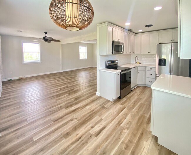 Building Photo - 3/2 Beachside Bungalow with Garage!