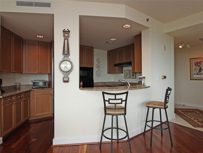 Building Photo - 700 Park Regency Pl NE