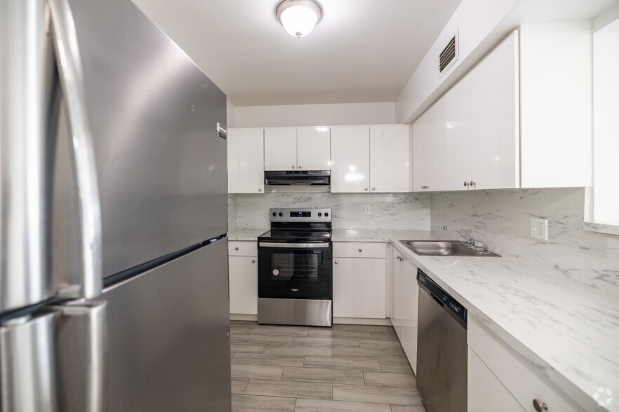 1BR, 1BA - 850SF - Kitchen - Luna At Hollywood