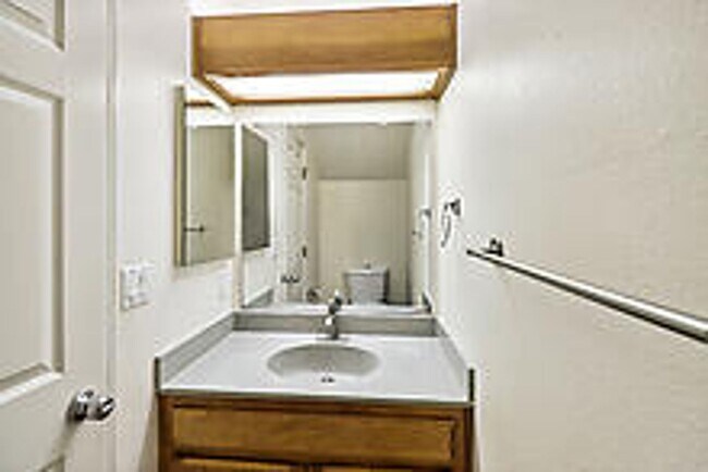 Building Photo - Beautiful 3 Bedroom Home-$750.00 Off 1st M...