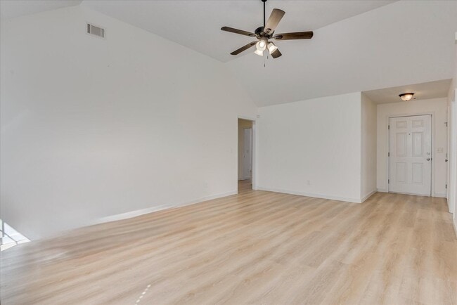 Building Photo - 909 Watsonia Dr