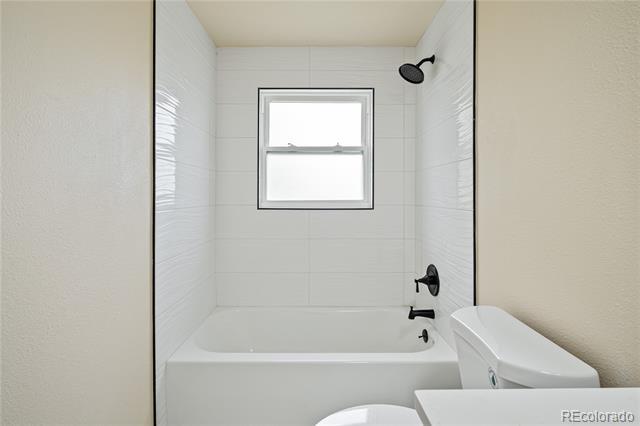 Building Photo - 5599 W Maplewood Pl