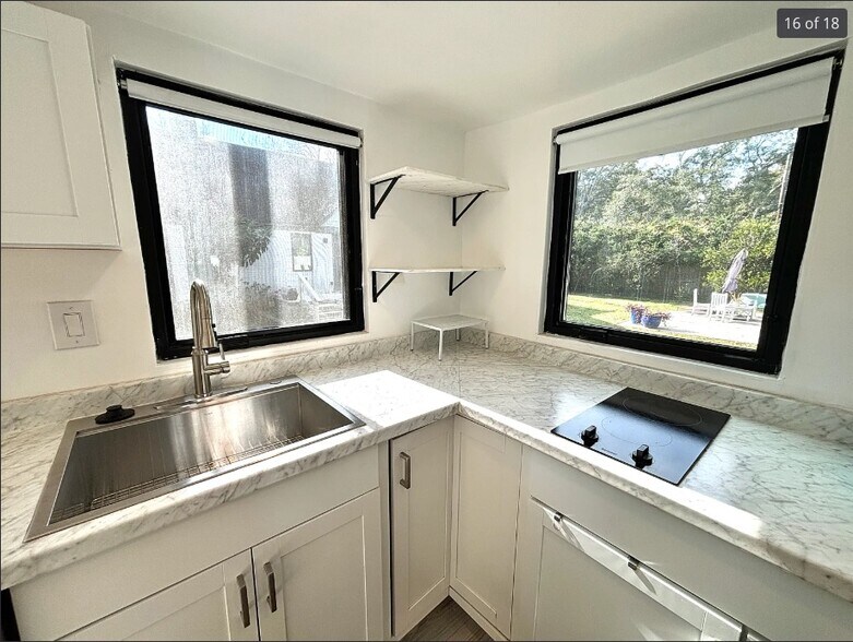 Building Photo - 542 Yale Dr