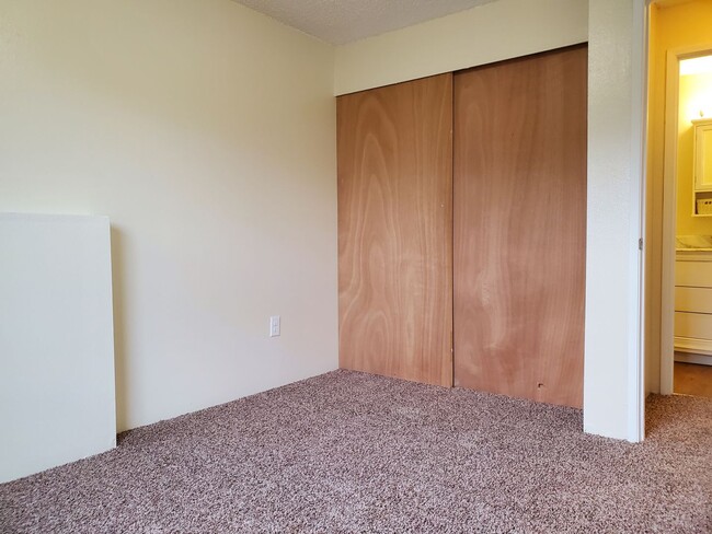 Building Photo - 2 bedroom 1 bath Lower Level Apartment in ...