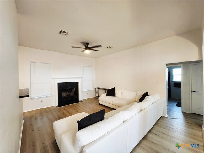 Building Photo - 1212 Neuberry Cliffe