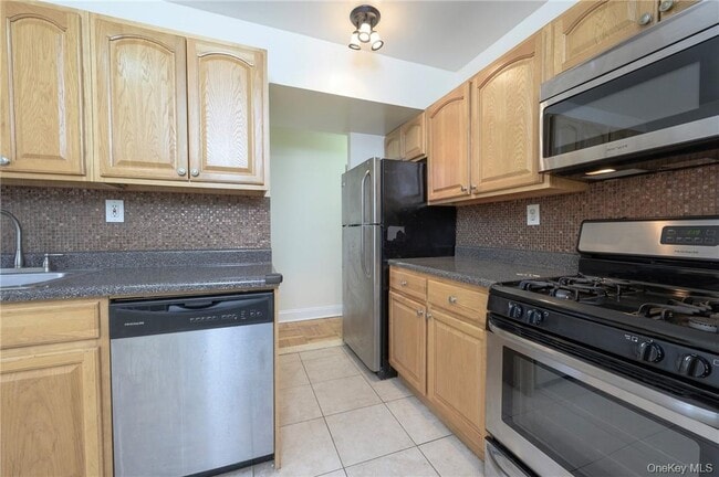 Building Photo - 2 Sadore Ln
