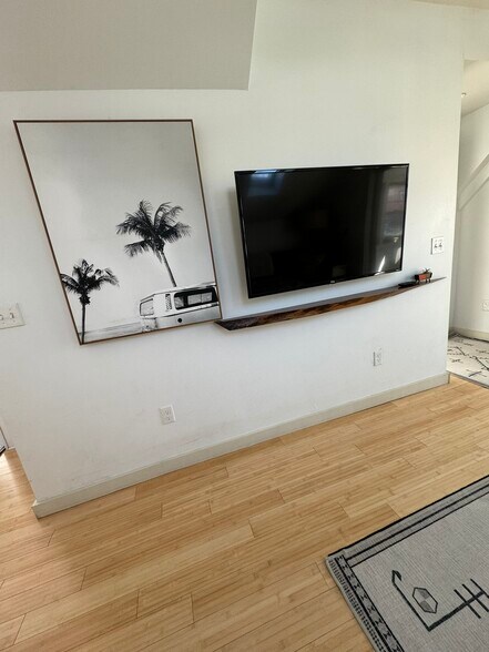 Building Photo - 44 Luck St