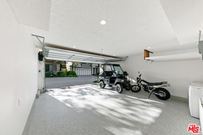 Building Photo - 6515 Dume Dr