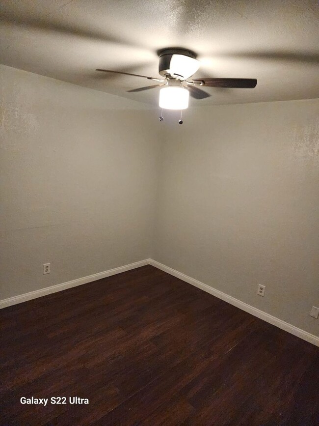 Building Photo - 2 Bedroom 1 Bathroom Apartment with 1 Car ...
