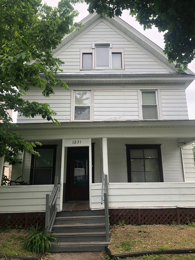 Building Photo - 1231 8th St SE
