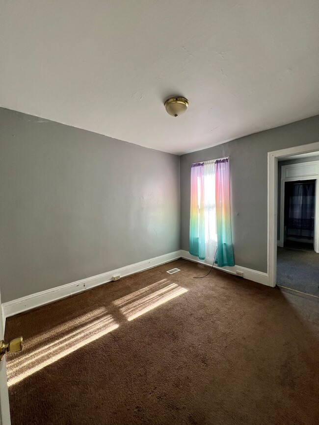 Building Photo - 3 Bedroom 1 Bath Available for Rent