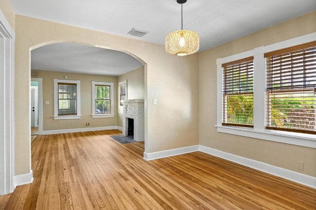 Building Photo - Charming 2-Bed With Backyard Oasis In West Palm Beach!