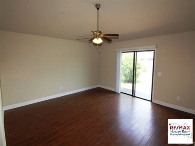 Building Photo - Fabulous move in ready home!