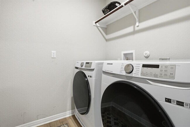 Building Photo - 514 Sun Grv Trl