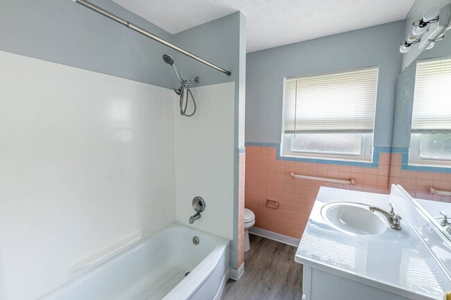 Building Photo - Beautiful Duplex