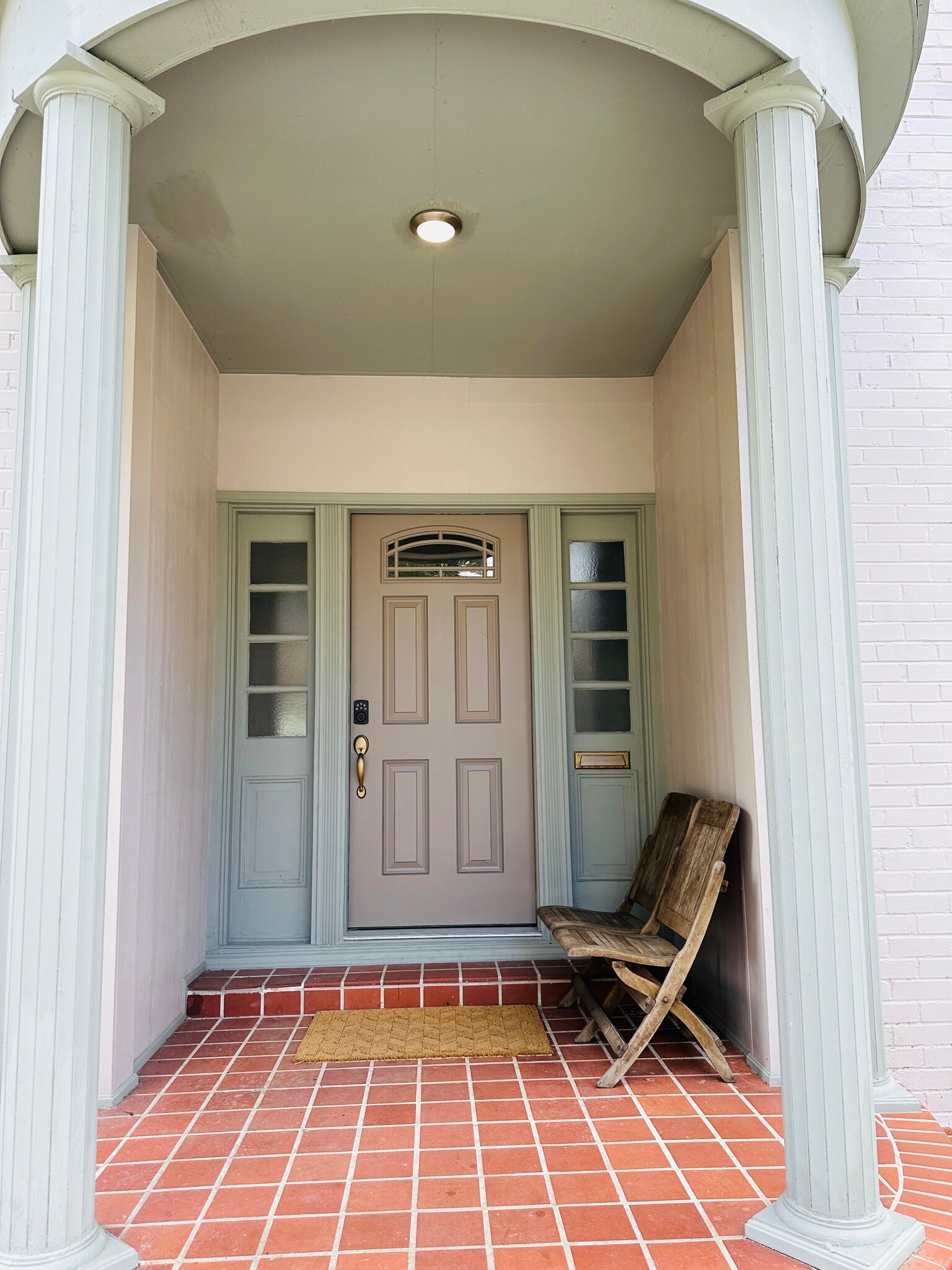 Covered entrace area - 2506 Rosedale St