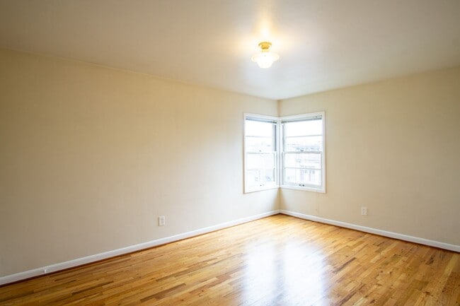 Building Photo - Fabulous Nob Hill 1Bdr Corner Apartment in Courtyard Building!