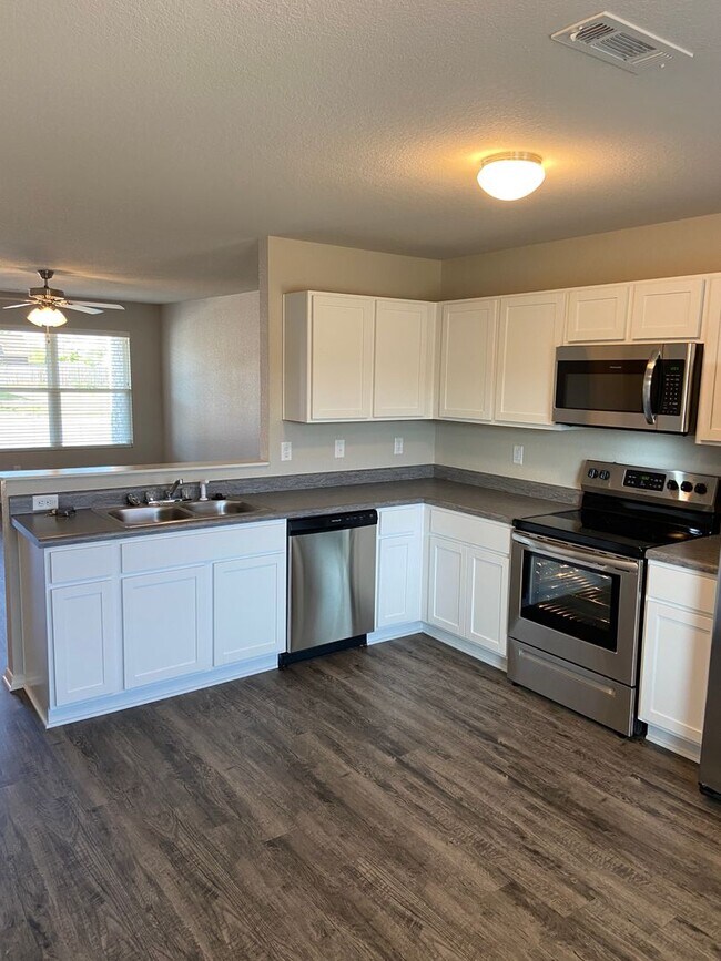Building Photo - Pre-Leasing Now! Modern Three Bedroom | Two Bath Home in Conrad Court