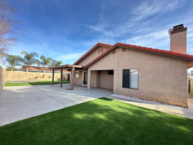 Building Photo - Spacious East Palmdale Home