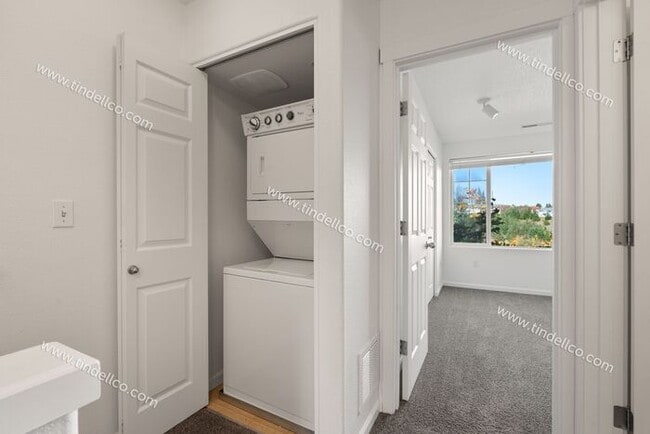 Building Photo - Charming Townhome w/ Fireplace, Balcony & ...