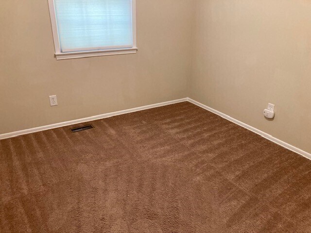 Building Photo - 3 BR 2.5 BA End Unit Townhouse