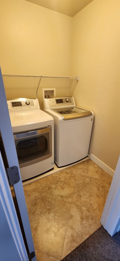Building Photo - Luxury 3 Bedroom Plus Den in Sandy!