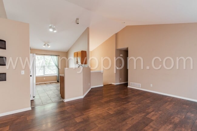 Building Photo - Stunning 3 Bedroom / 2 Bathroom Home | Mil...