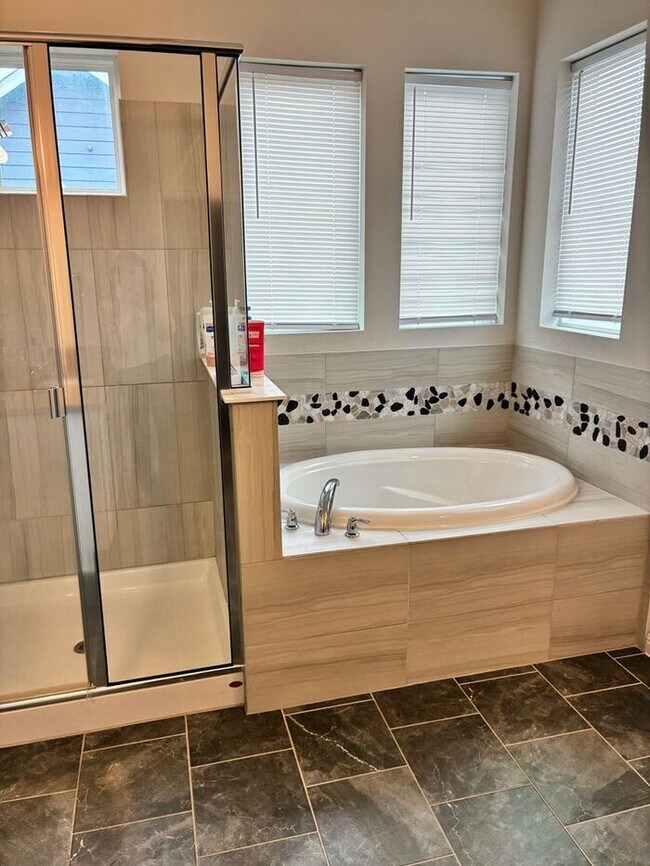 Building Photo - Elegant 6 BR 5 BA Home with Modern Amenities