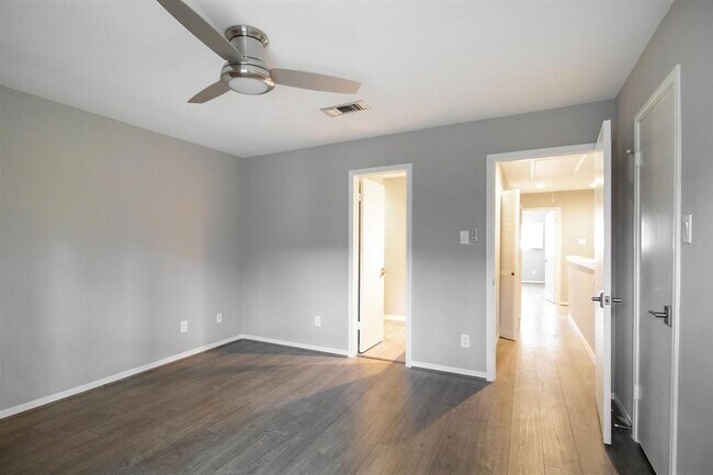 Building Photo - 913 Memorial Village Dr
