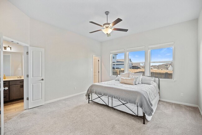 Building Photo - Amazing 5 Bedroom Home - Georgetown